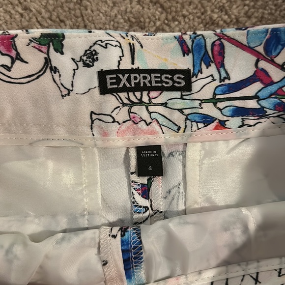 Express Size 4 Dressy Shorts with side zip and pockets. - Picture 3 of 4